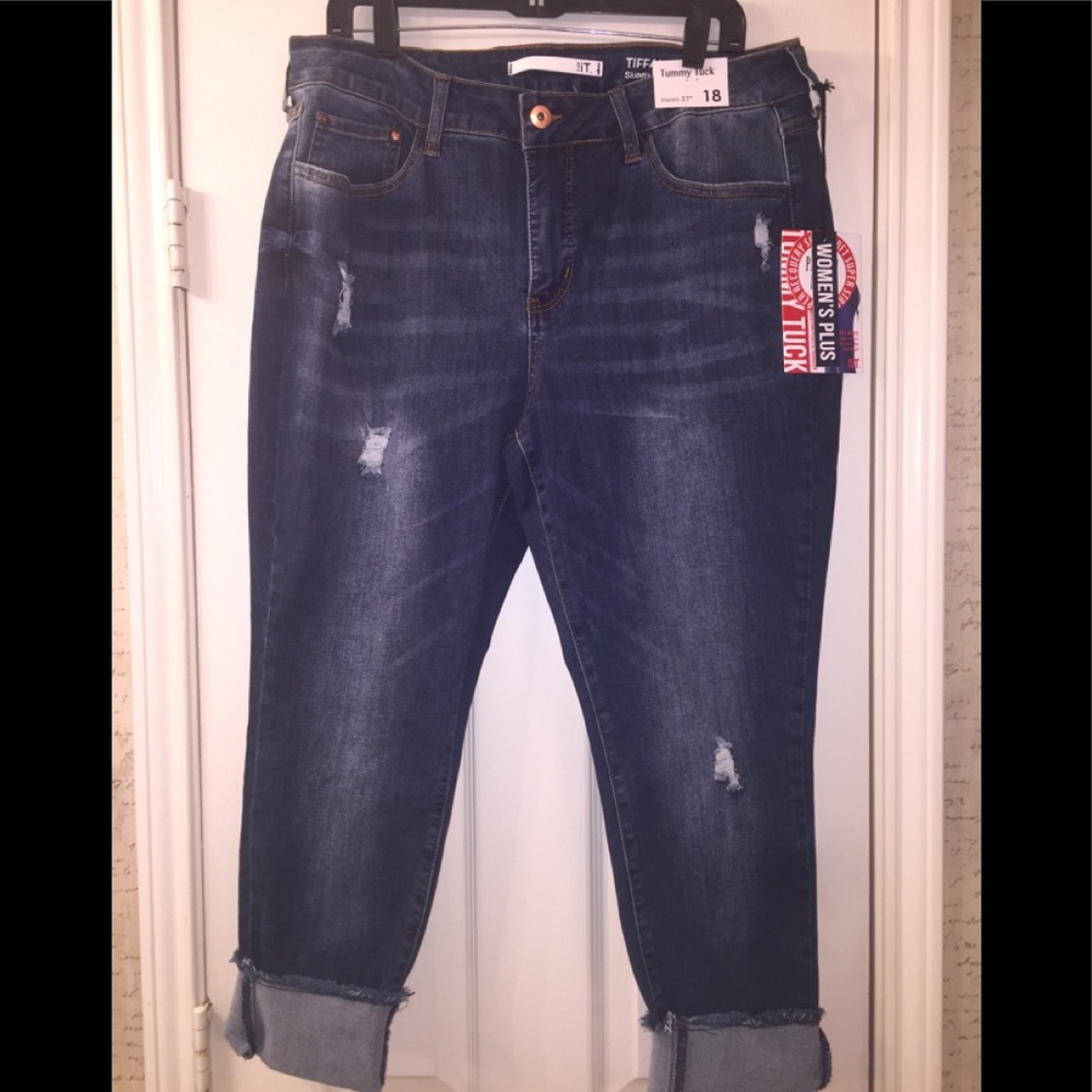 Cropped denim butt lifting jeans